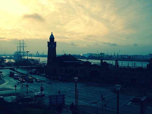 Hamburger Hafen am frühen Morgen